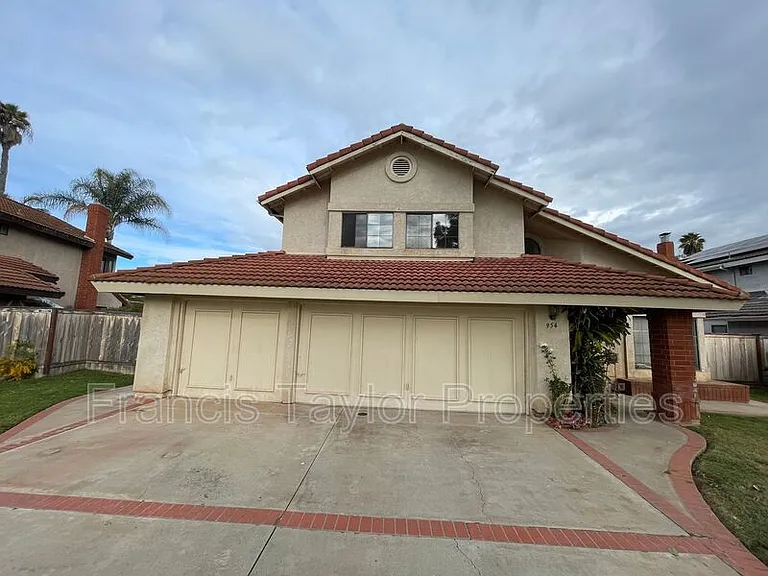 954 Cornwell Ct — Photo 2