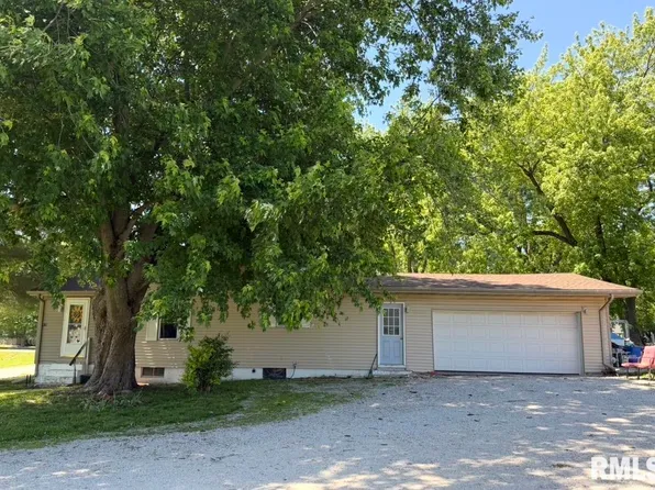 610 Mason St, Tovey, IL 62570
