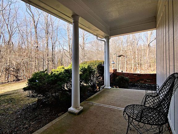 3rd image of 33 Buckeye Ln