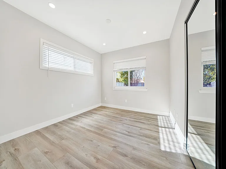 2476 Elden Ave — Photo 10