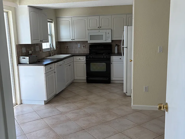 8531 Sydney Ave — Photo 5