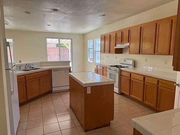 2nd image of 1070 Hawthorne Dr