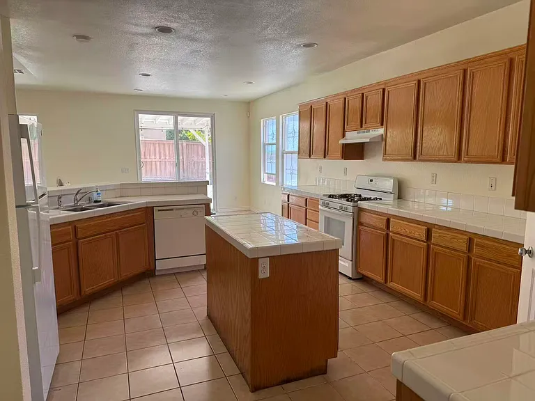1070 Hawthorne Dr — Photo 2