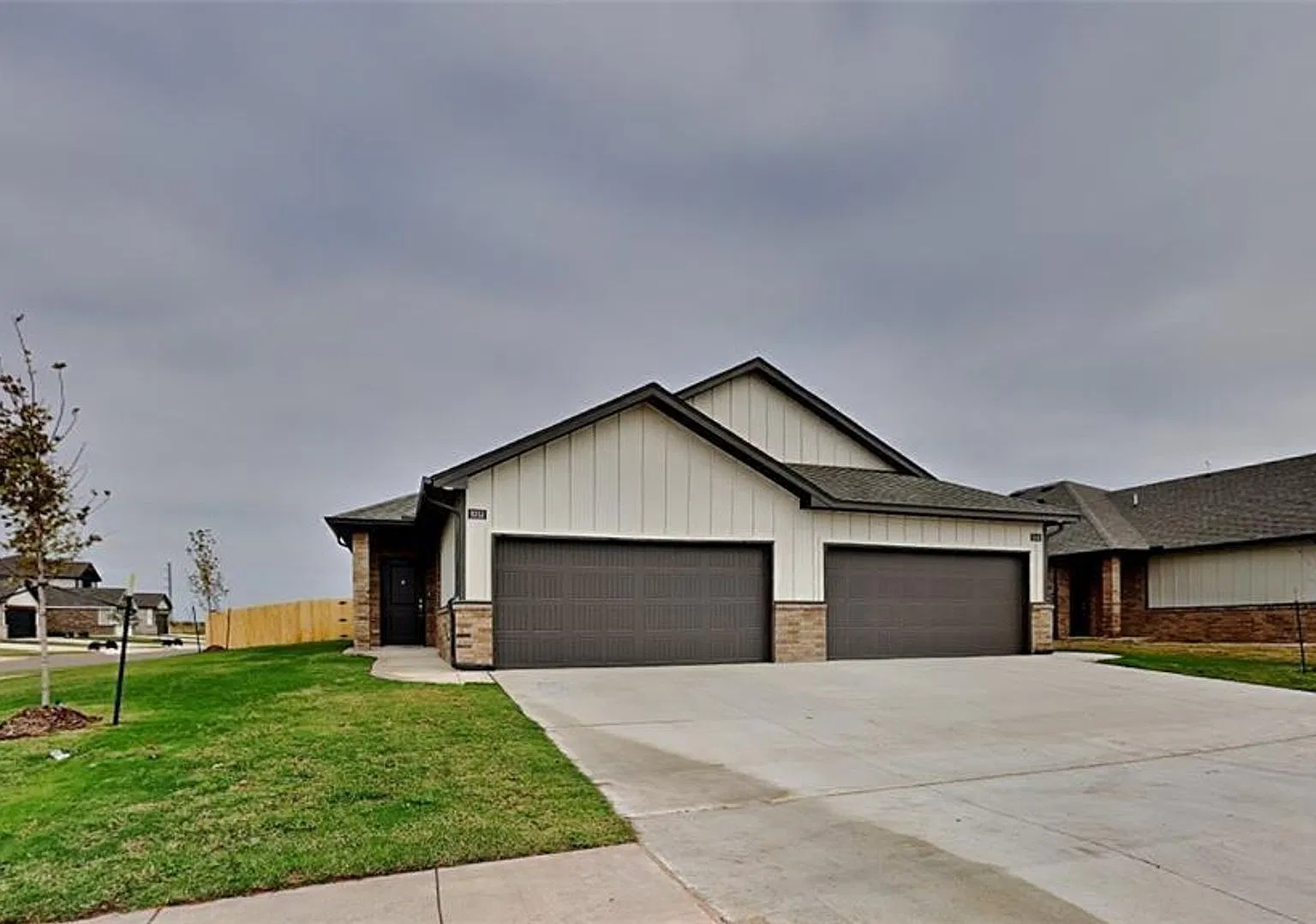 Luxury 3 Bedroom 2 Bathroom Duplex in Piedmont Schools (Neighborhood park and basketball court) — Photo 4