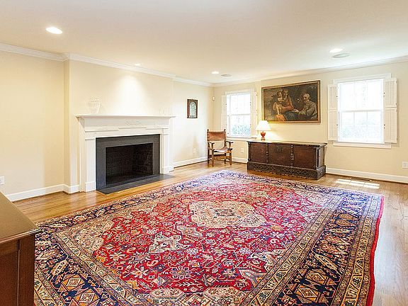 5th image of 211 E Seven Oaks Dr