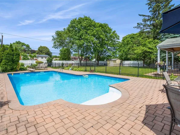 9 Magenta Lane, East Northport, NY 11731