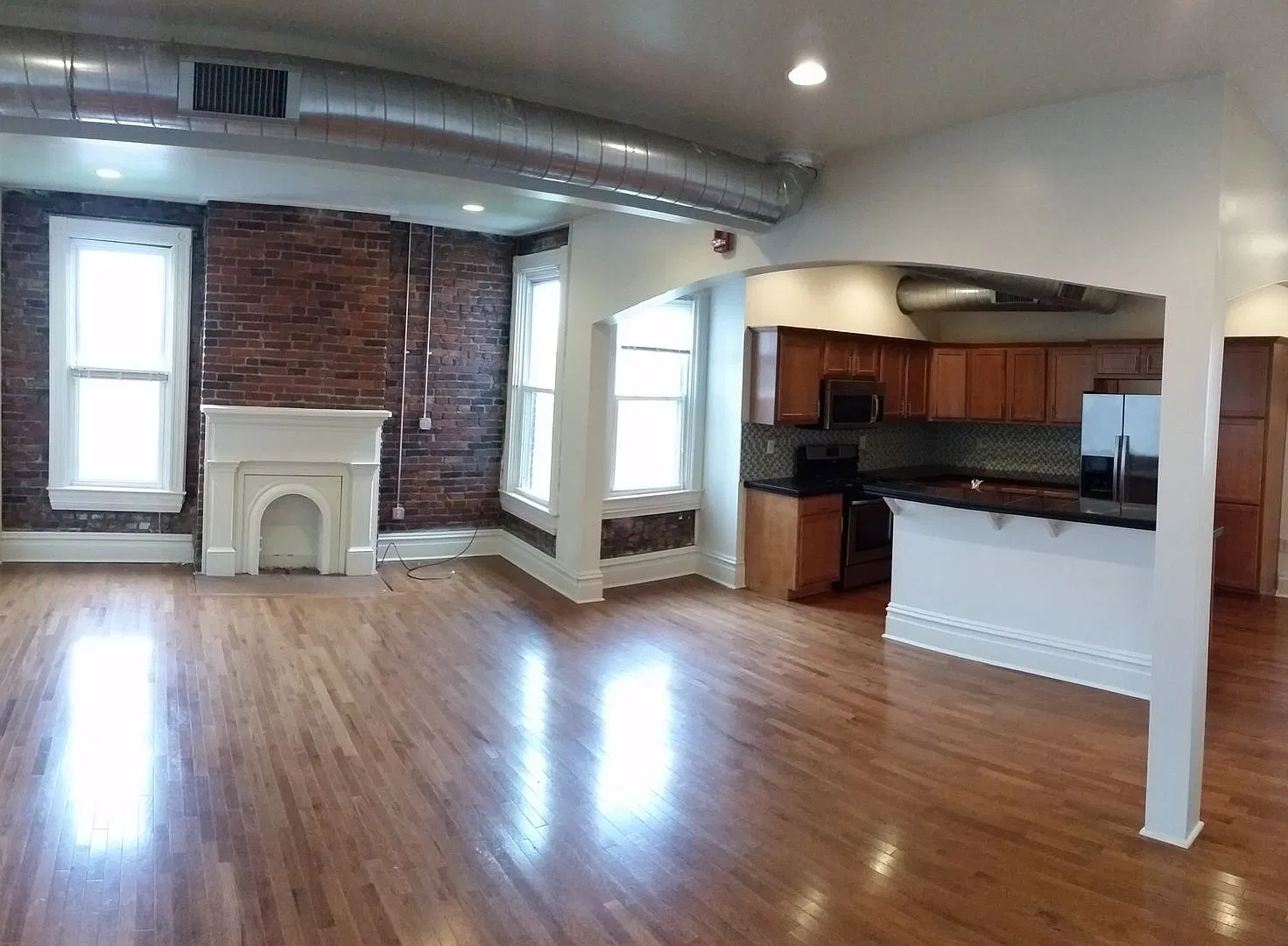 2405 Sarah Street — Photo 2