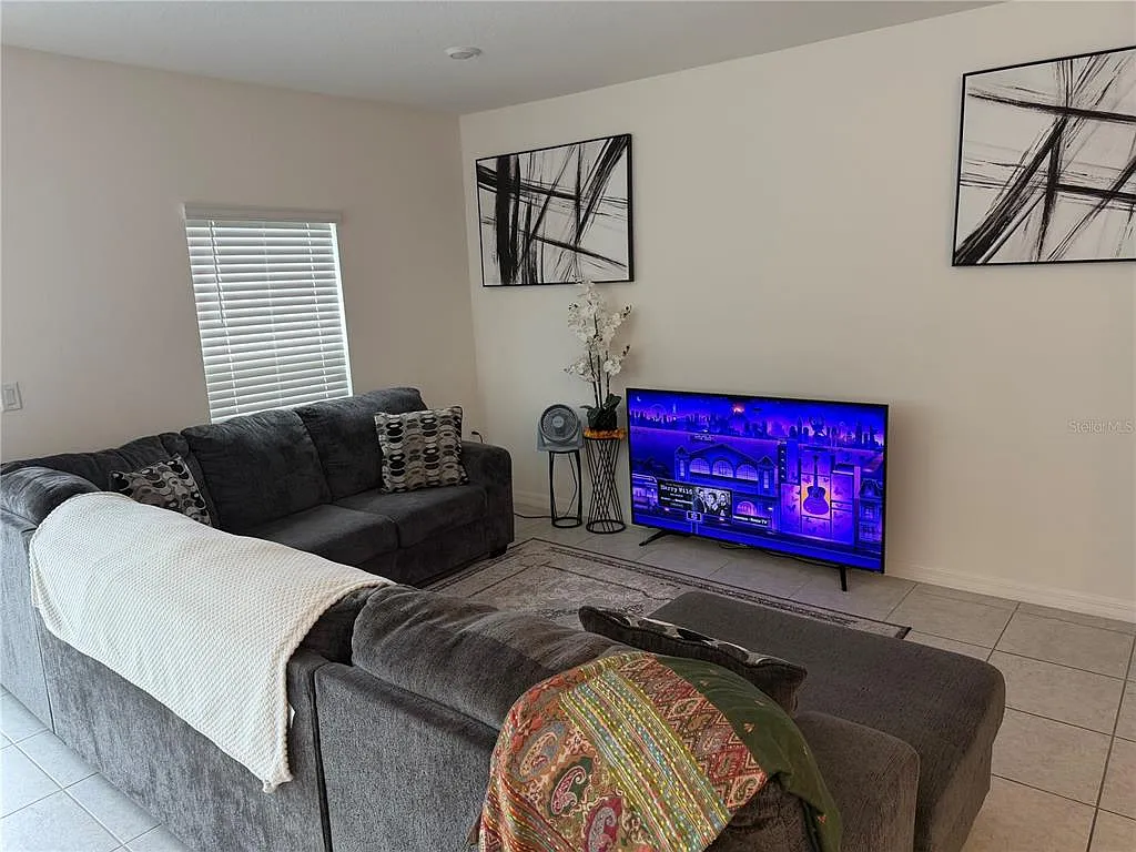 3 bed, 2.5 bath, 1652 sqft, $2,100 — Photo 3