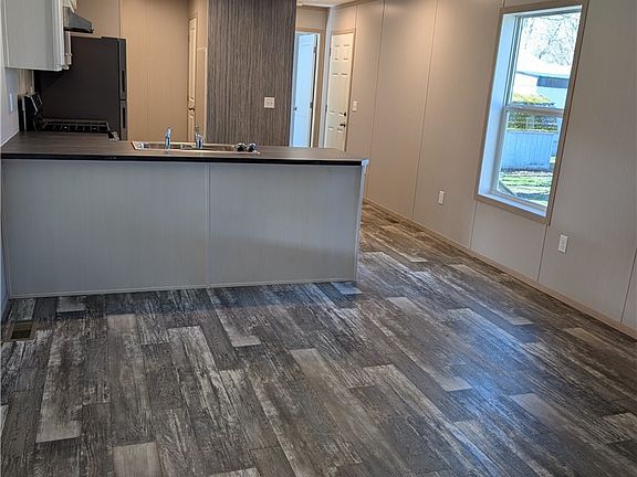 3rd image of 313 Grandview Dr