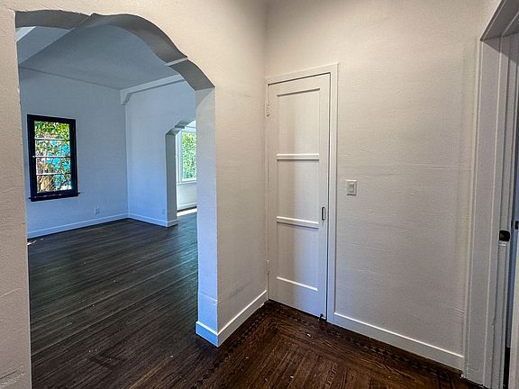 4th image of 1521 S Stanley Ave