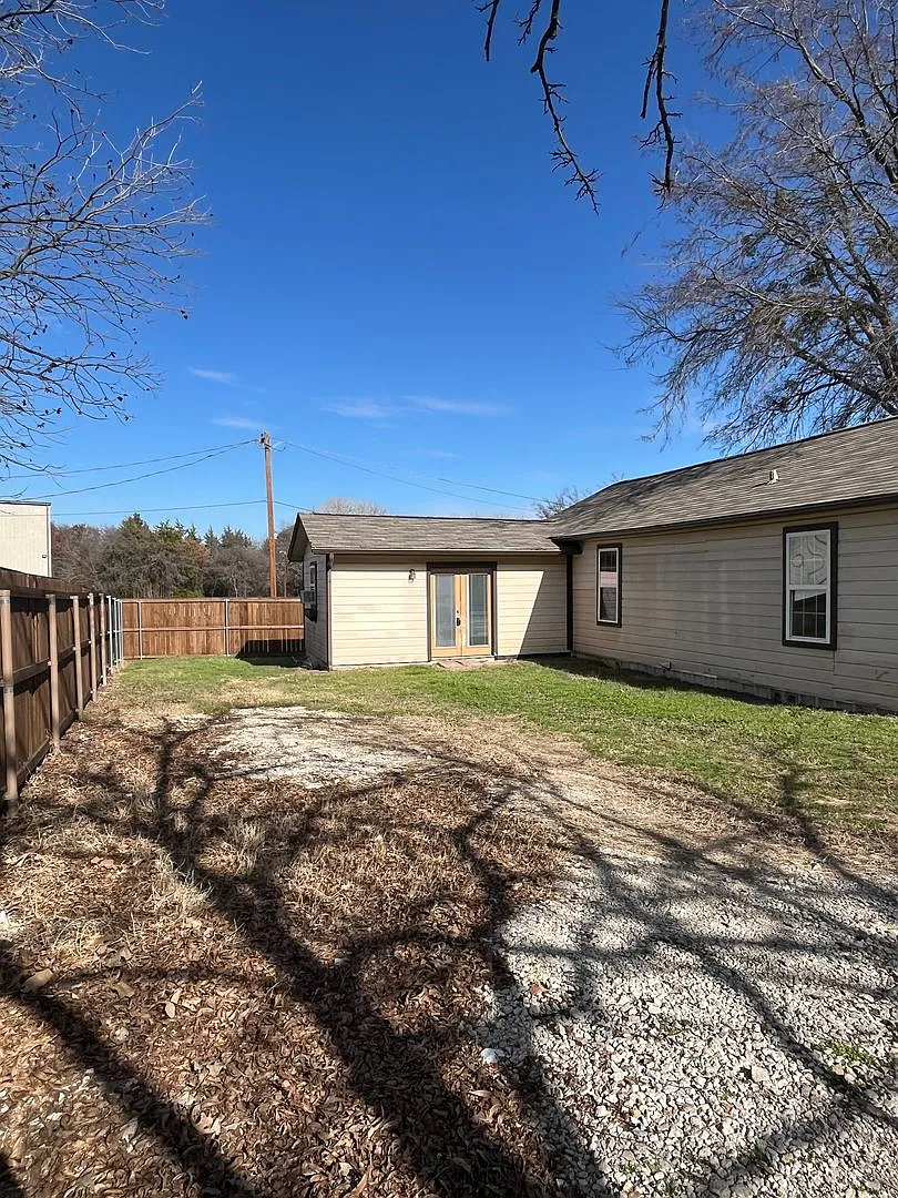 Coming Soon Historic Neighborhood - 2/1 - Pets Welcome - Hardwood Flooring! — Photo 3