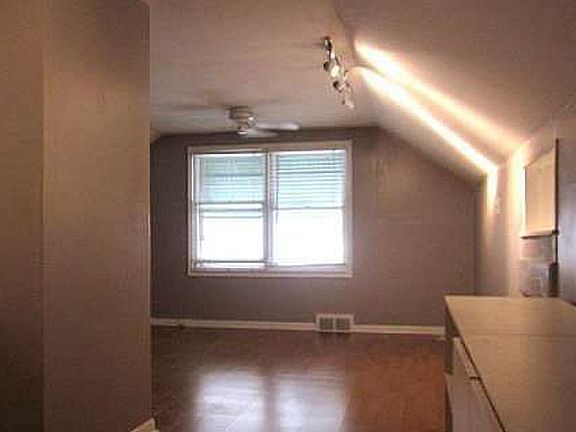5th image of 395 W Chesterfield St #1