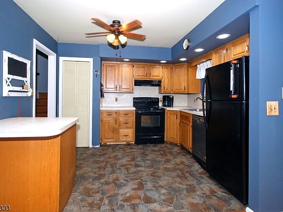 4th image of 36 Mountain Lake Rd