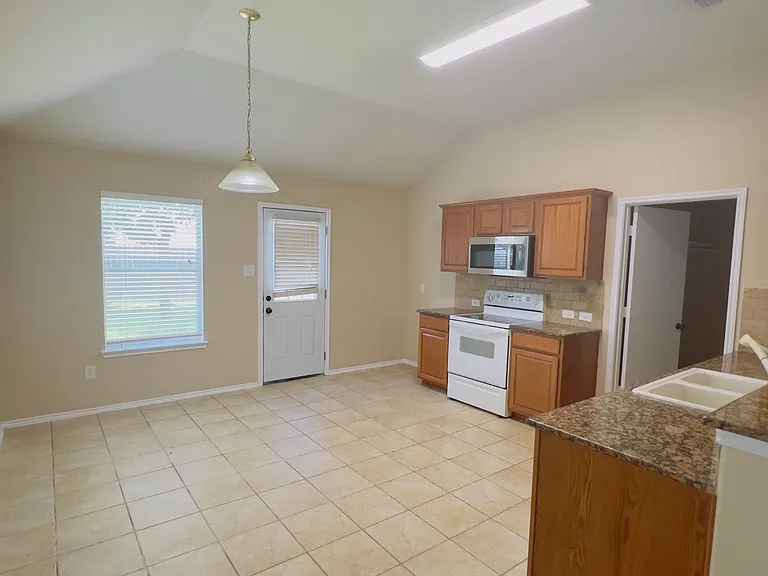 1031 Johnson City Ave — Photo 5