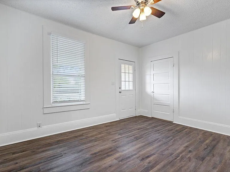 1406 Avenue D — Photo 13