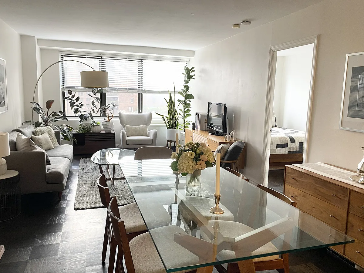 Building Photo - 305 E 40th St #19B