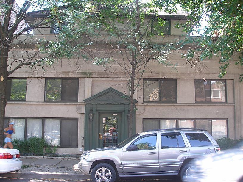 1st image of 909 W Diversey Pkwy