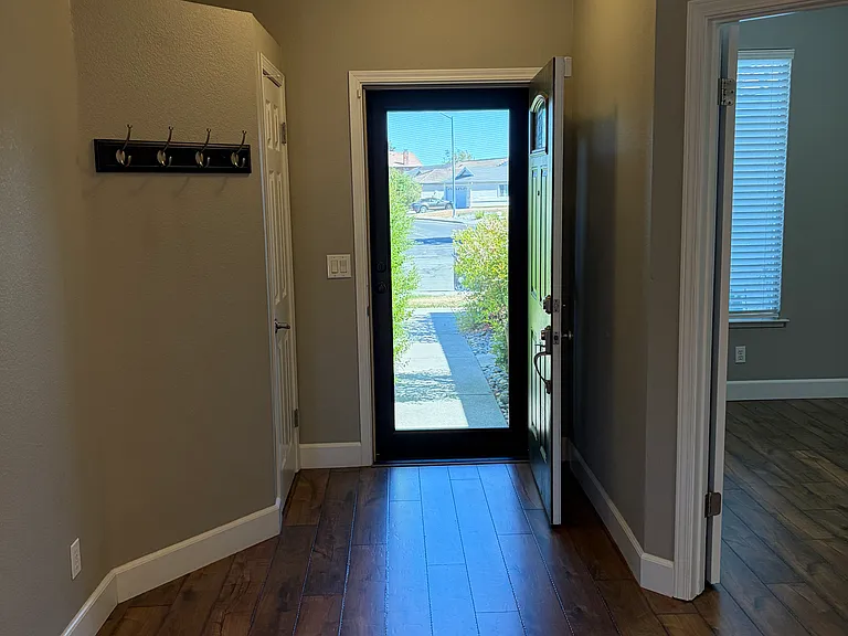 1605 Paseo Flores Dr — Photo 2