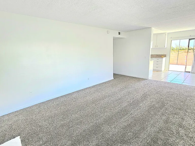 Beach Walk Apartments — Photo 8