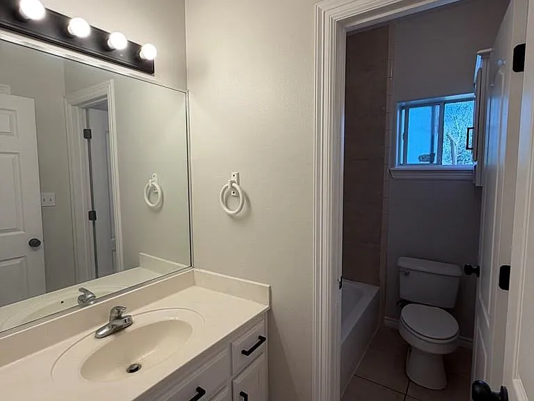 1130 Silverado Cir — Photo 5