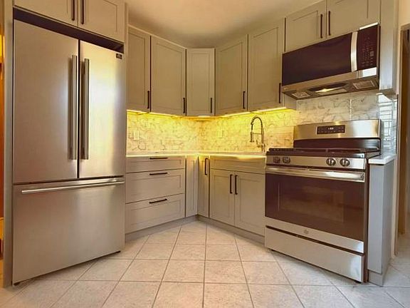 4th image of 280 Mallory Ave #2