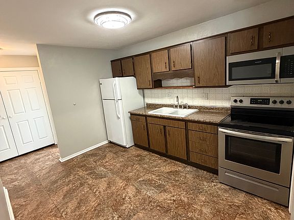 3rd image of 422 W Funderburg Rd APT E