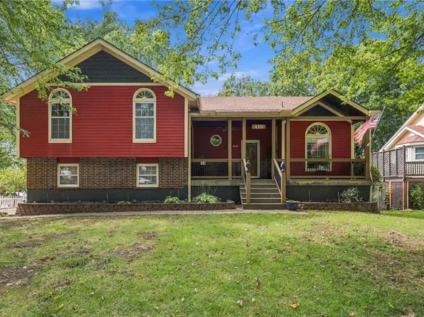416 SE Brownfield Dr, Lees Summit, MO 64063