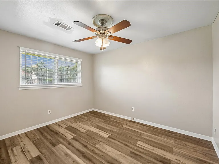 8403 Meadowshire St — Photo 10