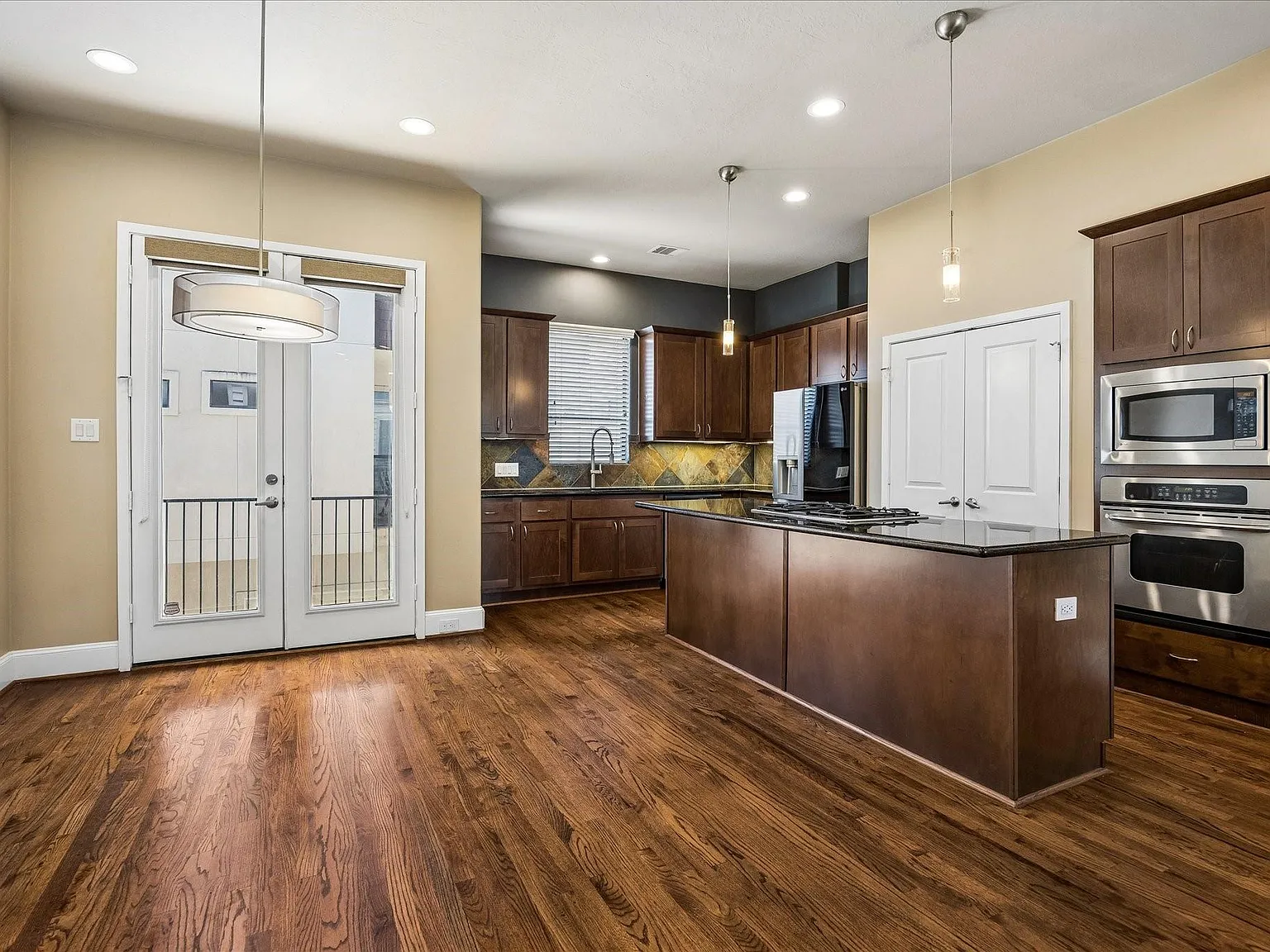 3 bed, 3.5 bath, 1880 sqft, $3,000 — Photo 4
