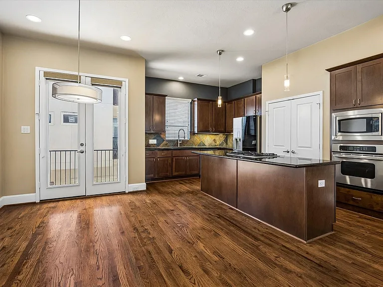 405 Jackson Hill St — Photo 3