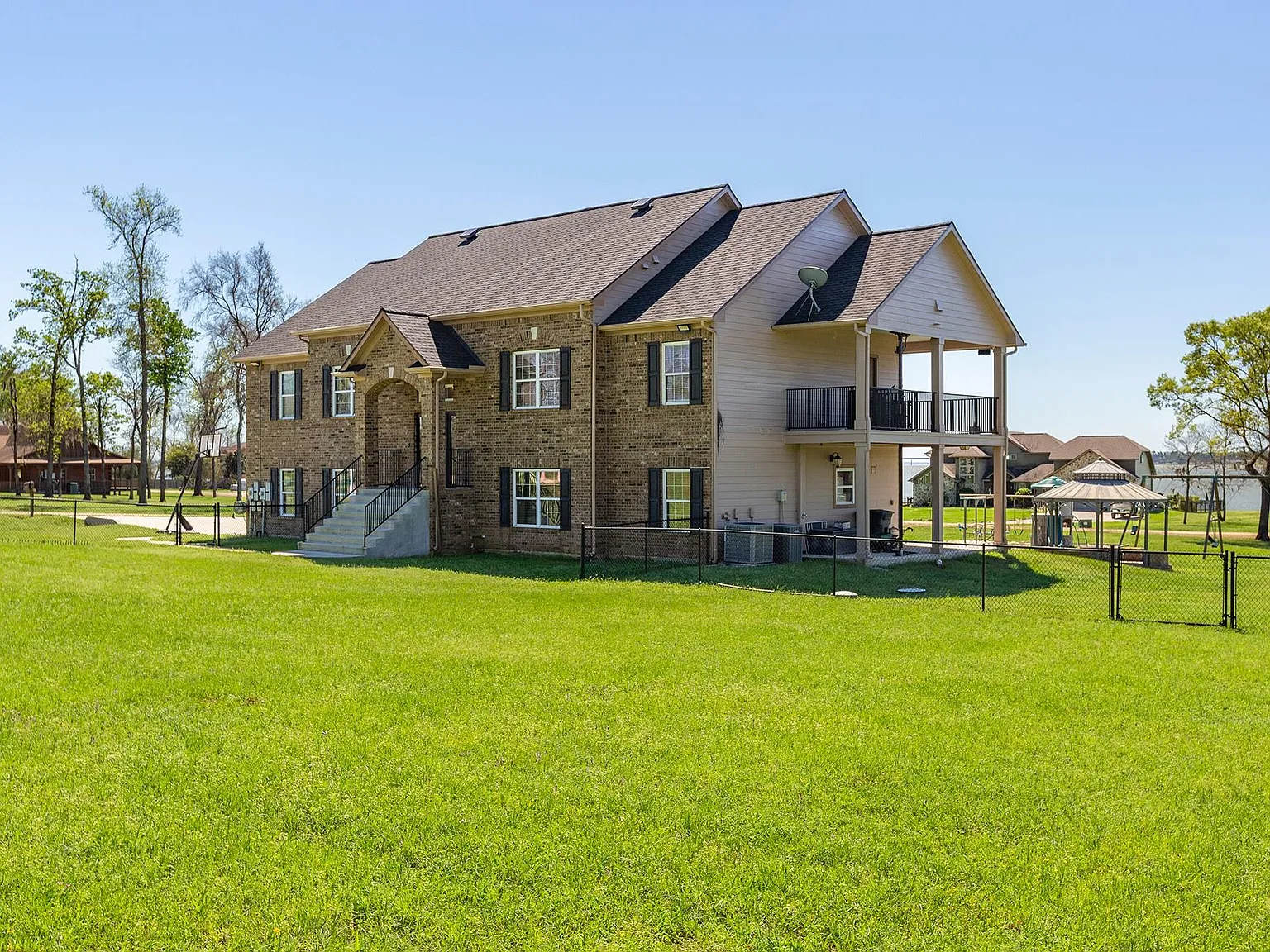 3 bed, 2.5 bath, 2000 sqft, $1,799 — Photo 2