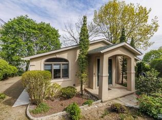 31 Colony Rd, Edgewater, NJ 07020