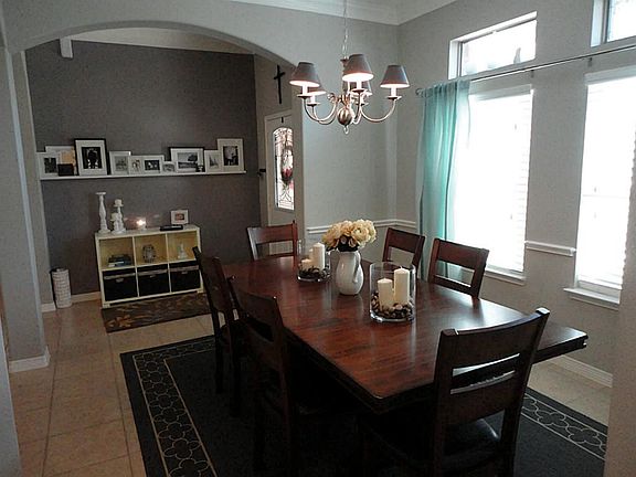 A glance in to the dining room