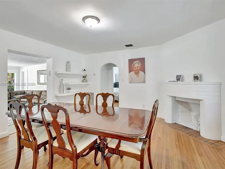 1523 Dewey St — Photo 9