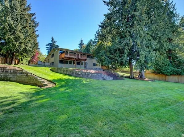 9040 Points Dr, Bellevue, WA 98004