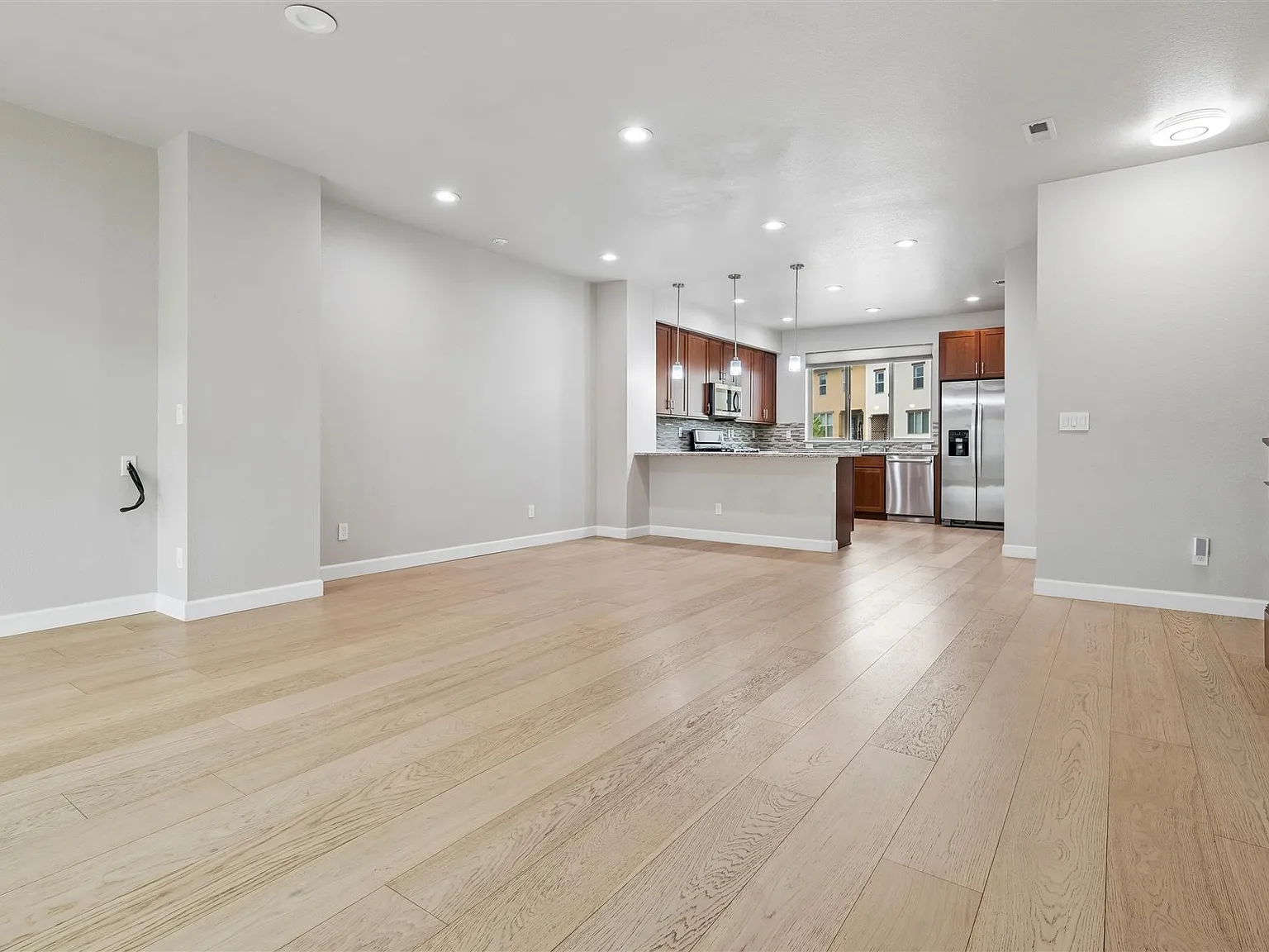 3 bed, 2071 sqft, $3,600 — Photo 4