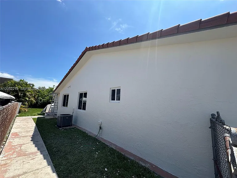 11430 SW 5th Ter — Photo 6