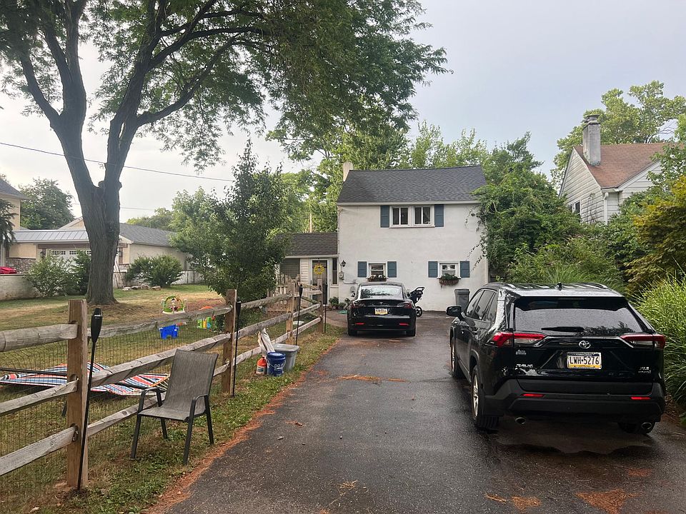 Front of house with driveway