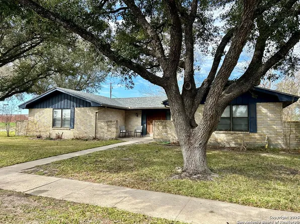 701 Newhall, Beeville 78102