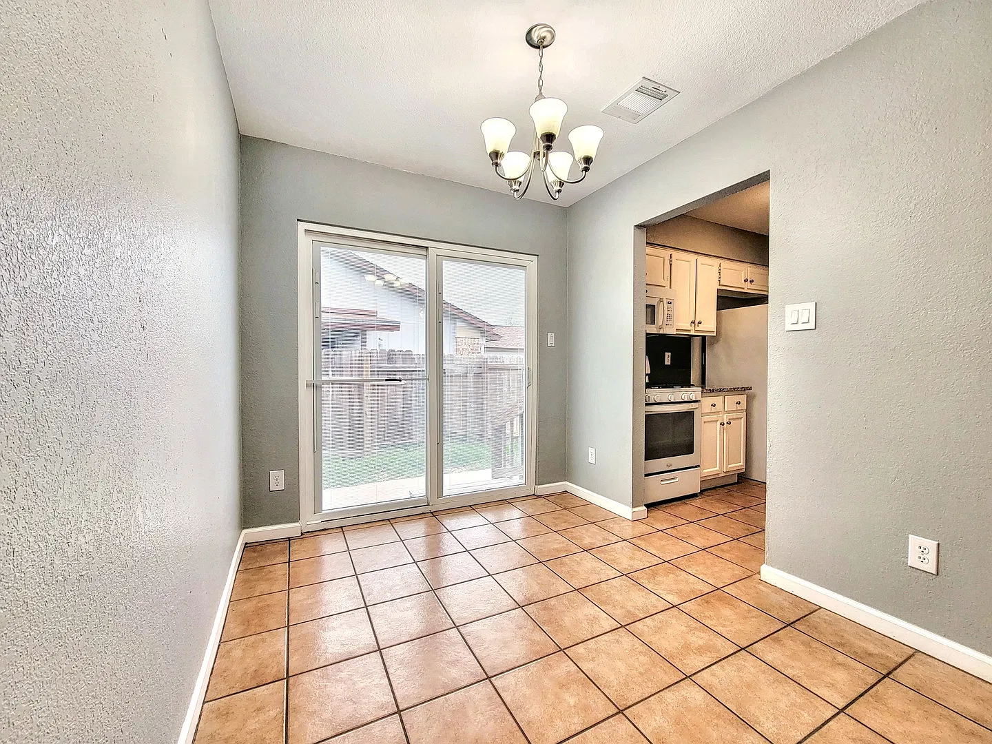 2206 Cedar Bend Dr — Photo 3
