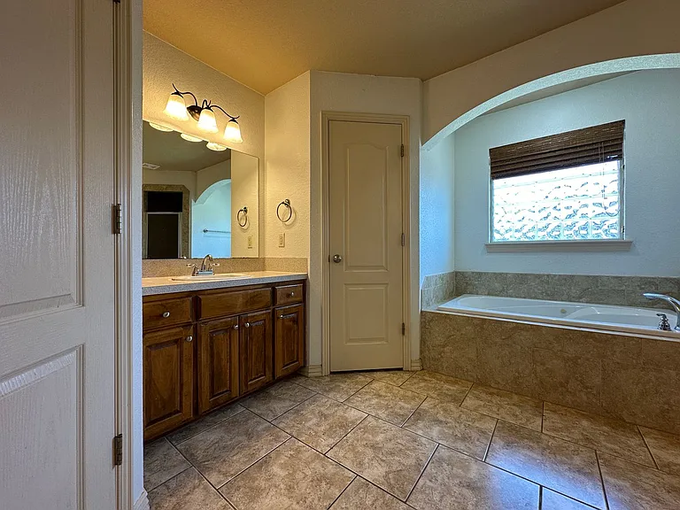 612 Windbrook Ct — Photo 17