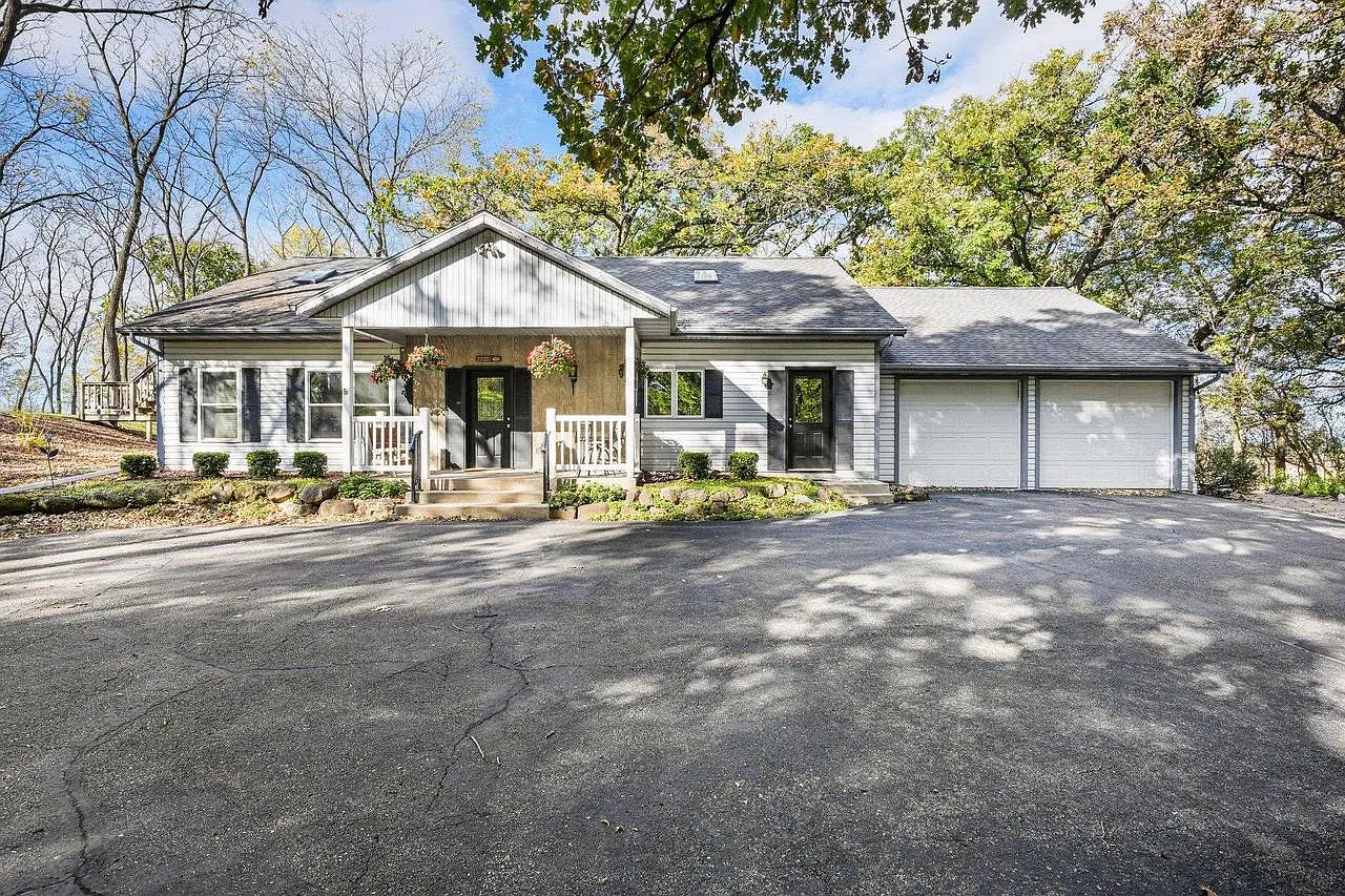 2261 Dyreson Road photo 1