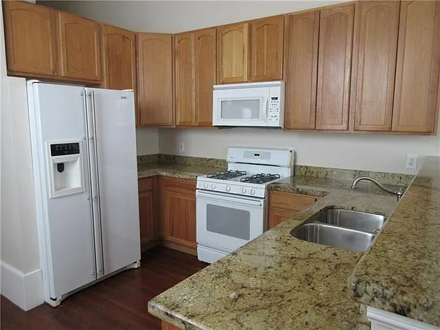 2 bed, 2.0 bath, 1050 sqft, $1,700 — Photo 4