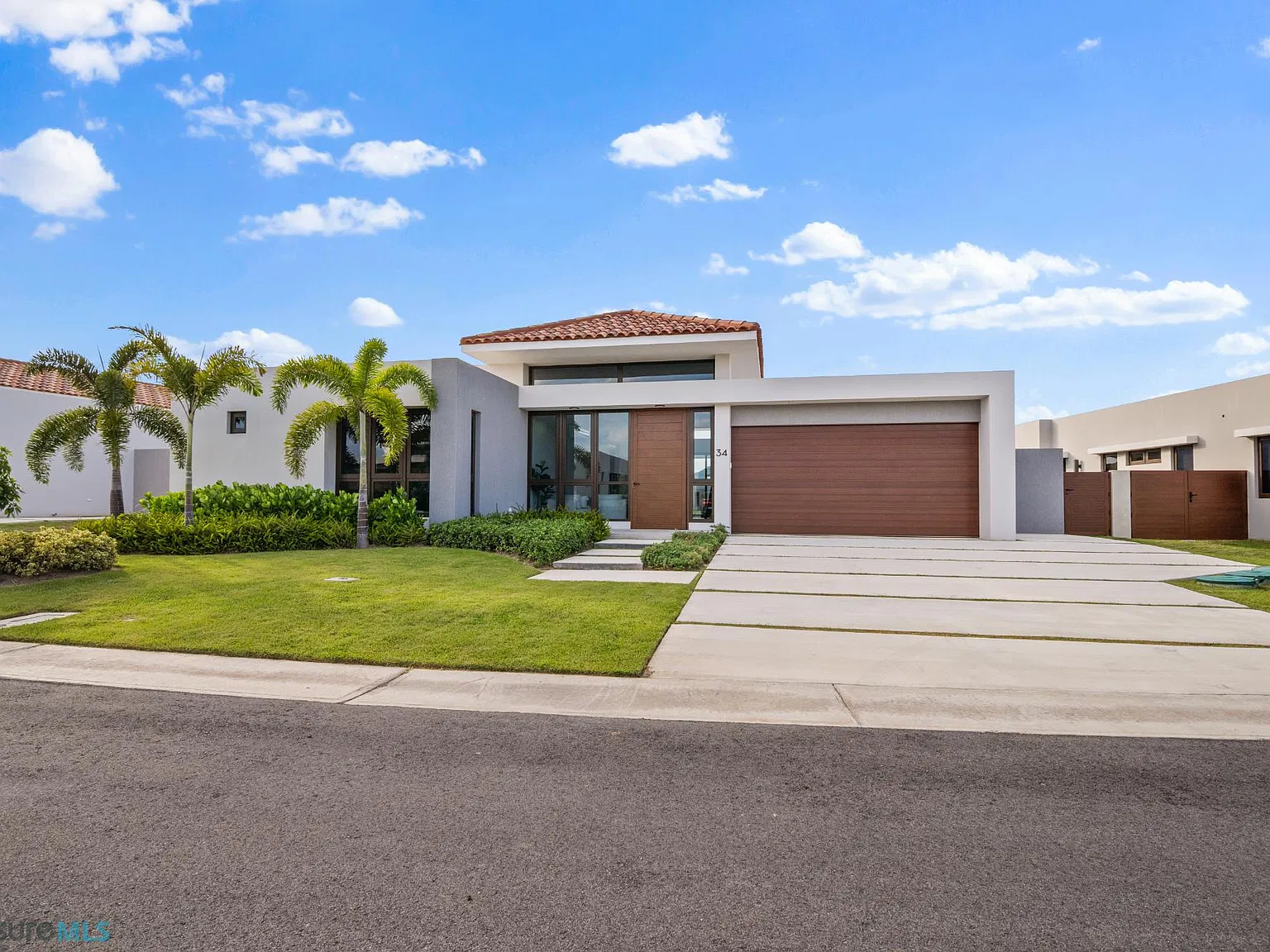 4 bed, 3.5 bath, 3700 sqft, $12,000 — Photo 2
