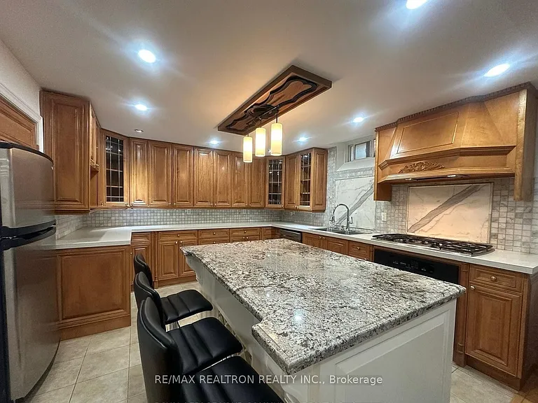 20 Maple Forest Dr #BASEMENT — Photo 2