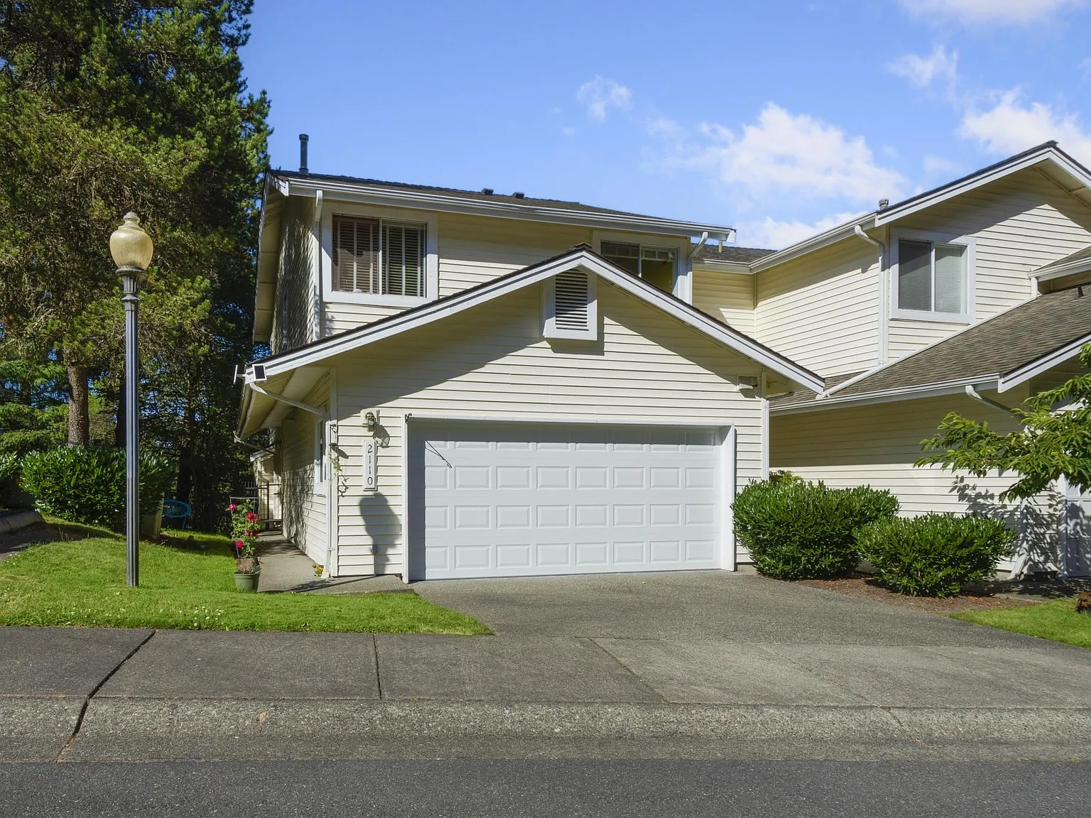 3 bed, 2.5 bath, 1323 sqft, $3,399 — Photo 1