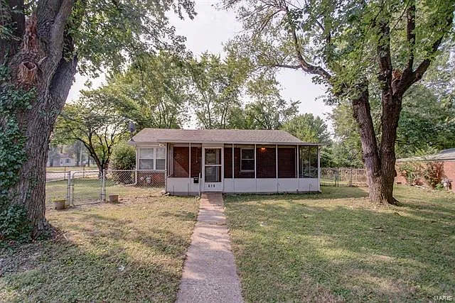 628 Valley Dr photo 1