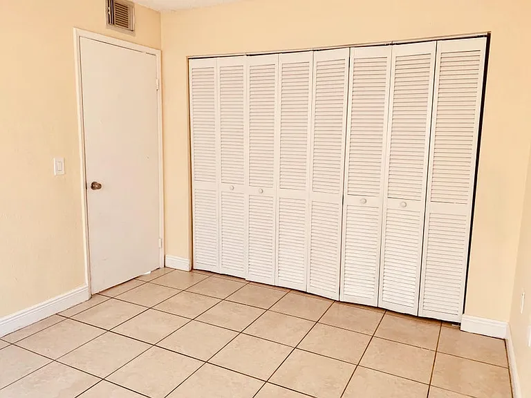 1566 Lake Crystal Dr — Photo 8
