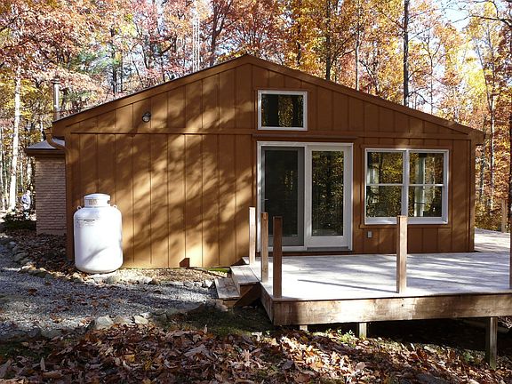 end view house w/door to deck