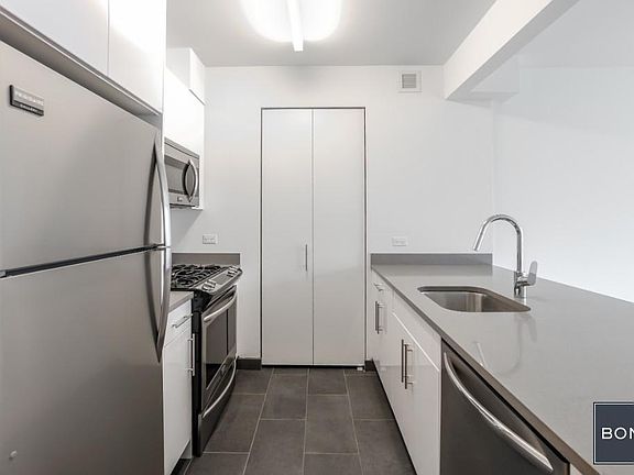 5th image of 33 Bond St APT 505